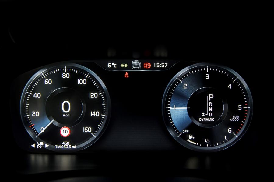 Панель приборов Volvo S90 D5 R-Design 2017 года  (UK) (фото 24 из 30)